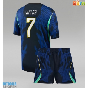 Billiga Brasilien Vinicius Junior #7 Bortatröja Barn VM 2026 Kortärmad (+ Korta byxor)